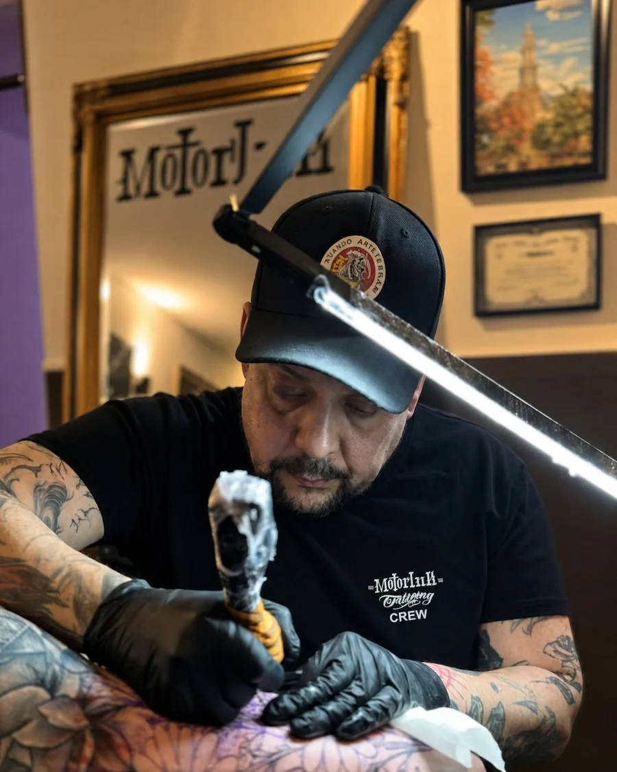 Célio at work at Motorink